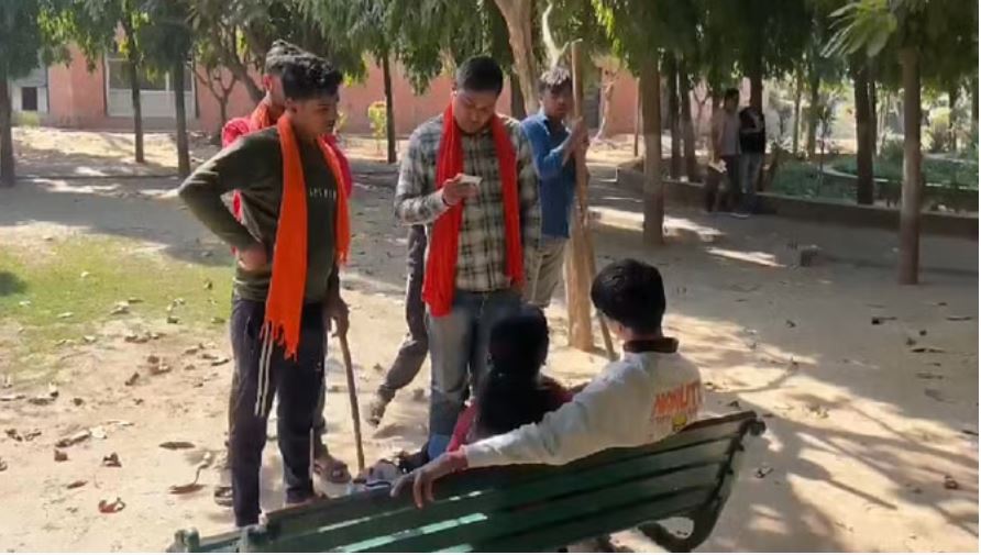 वैलेंटाइन: गले में भगवा गमछा और हाथ में लाठी, पार्कों में जाकर हिंदू संगठन की अराजकता