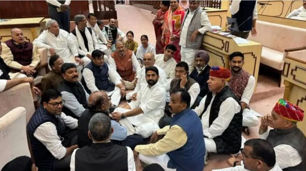 निलंबन से नाराज कांग्रेस विधायकों का राजस्थान विधानसभा में हल्ला बोल