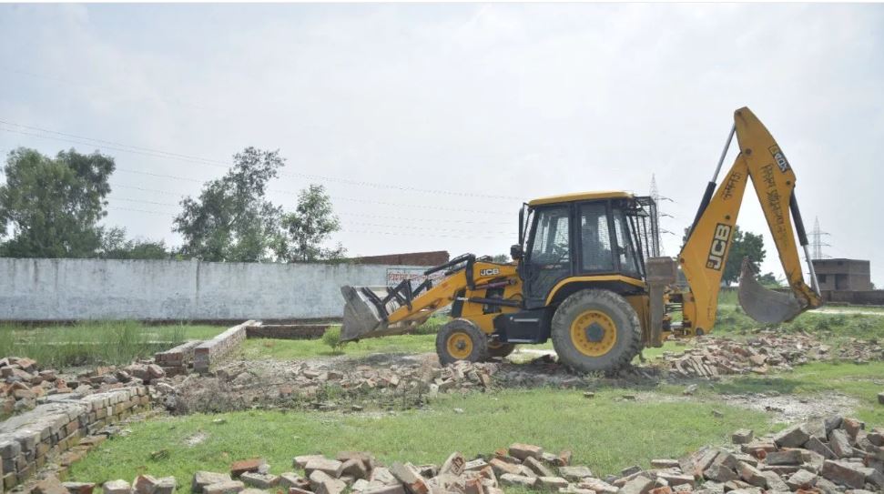 लखनऊ में फिर गरजा बुलडोजर, अवैध प्लाटिंग का किया सफाया