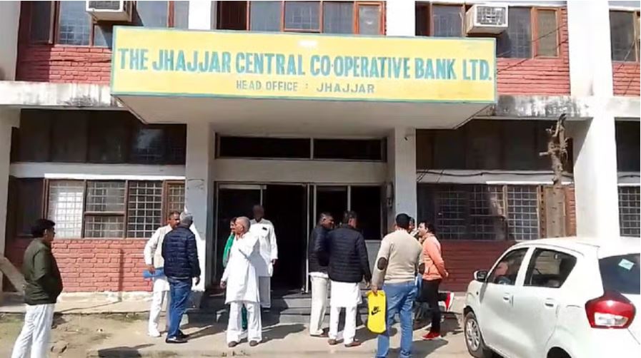 हाईकोर्ट के अंतरिम आदेश पर हुई बैठक: झज्जर में चेयरपर्सन नीलम अहलावत को हटाया