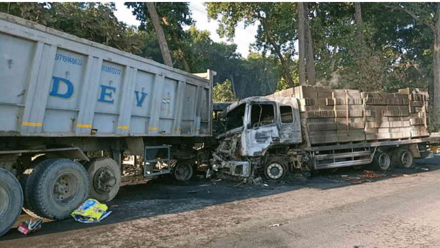 ट्रकों की भिड़ंत से निकला आग का गोला, चालक की जिंदा जलने से मौत