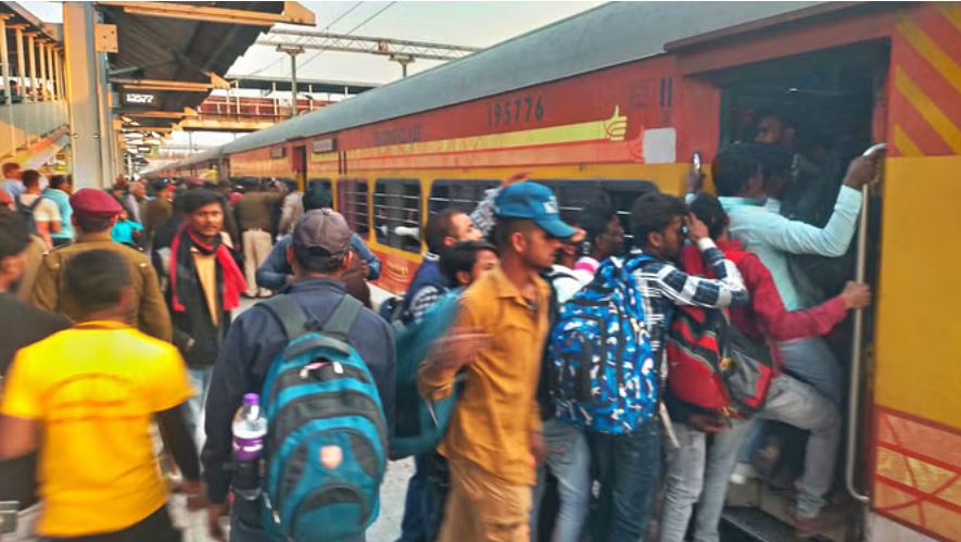 अचानक बदला पवन एक्सप्रेस का रूट; प्रयागराज न जाने की घोषणा से यात्री हैरान