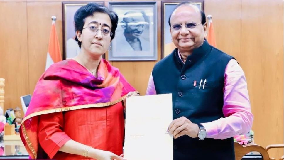 आतिशी ने मुख्यमंत्री पद से दिया इस्तीफा, एलजी ने भंग की विधानसभा