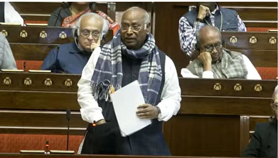 वक्फ से जुड़ी जेपीसी रिपोर्ट: रिजिजू बोले- कोई सुझाव नहीं हटाया; यह फर्जी और असंवैधानिक- खरगे