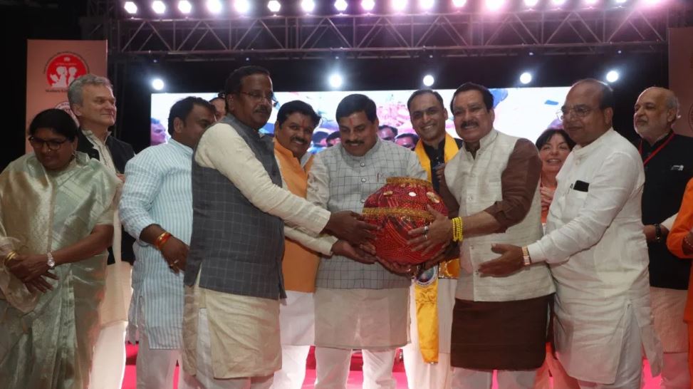 संयुक्त चेतना वैश्विक सम्मेलन का आयोजन, सीएम यादव को भेंट किए गए 22 देशों का जल