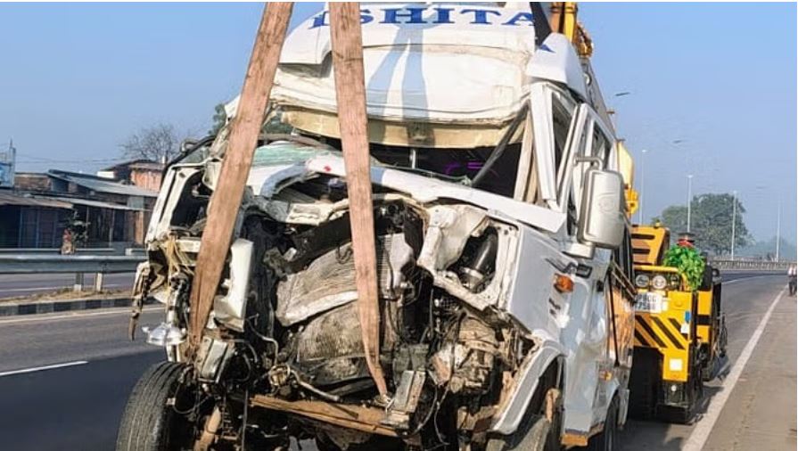 फतेहपुर: डंपर में पीछे से घुसी ट्रैवलर बस, चार की मौत और 12 घायल