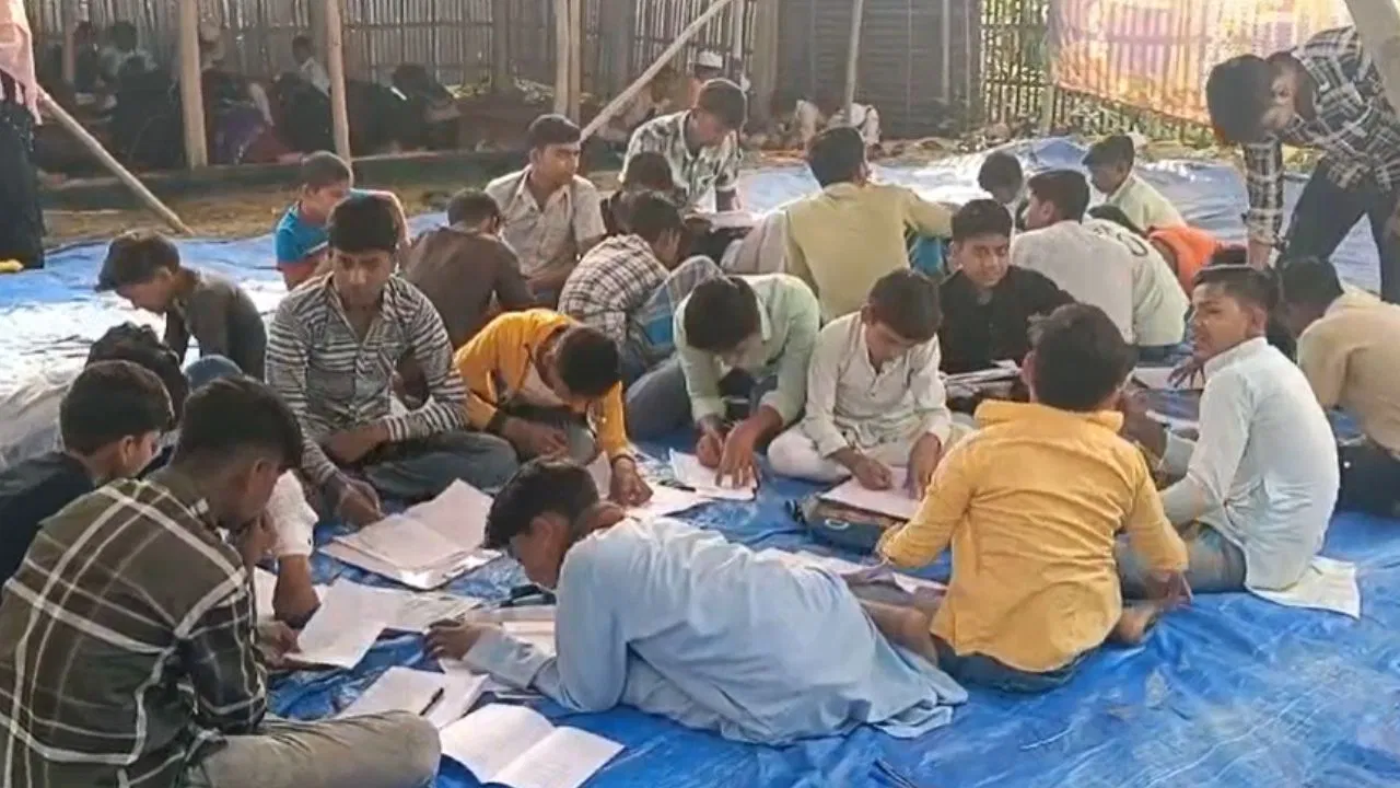 ये अक्ल नहीं नकल है… मदरसे के छात्रों को अपने पर भरोसा नहीं, किताब खोली और लिखने बैठे गए