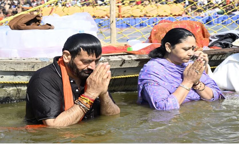 हरियाणा के मुख्यमंत्री नायब सिंह सैनी पहुंचे प्रयागराज, संगम में लगाई डुबकी