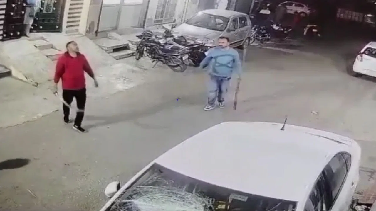 कार पर तलवार से हमला, की तोड़फोड़; रुद्रपुर में मालूमी विवाद में दबंगों ने मचाया तांडव