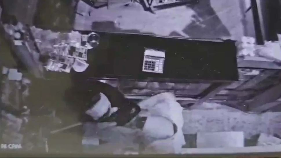 दुकान में घुसे दो चोर, नोटों की गड्डियां देखकर वहीं भिड़ गए