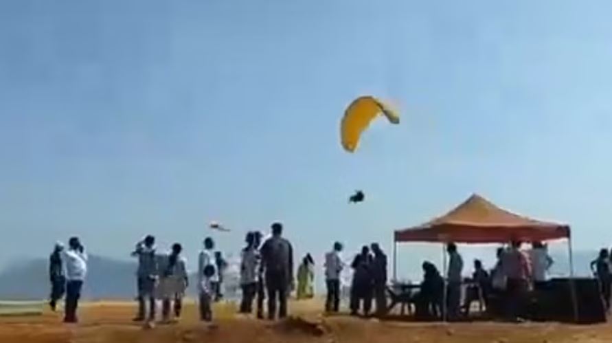 महाराष्ट्र: परीक्षा के लिए हो रही थी देर, पैराग्लाइड करके कॉलेज पहुंचा छात्र