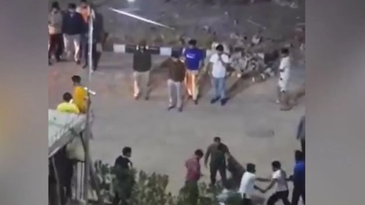 कार बॉउंड्री से टकराई… इतनी सी बात पर भिड़ गए सोसाइटी के लोग, दोनों तरफ से चलीं दनादन गोलियां