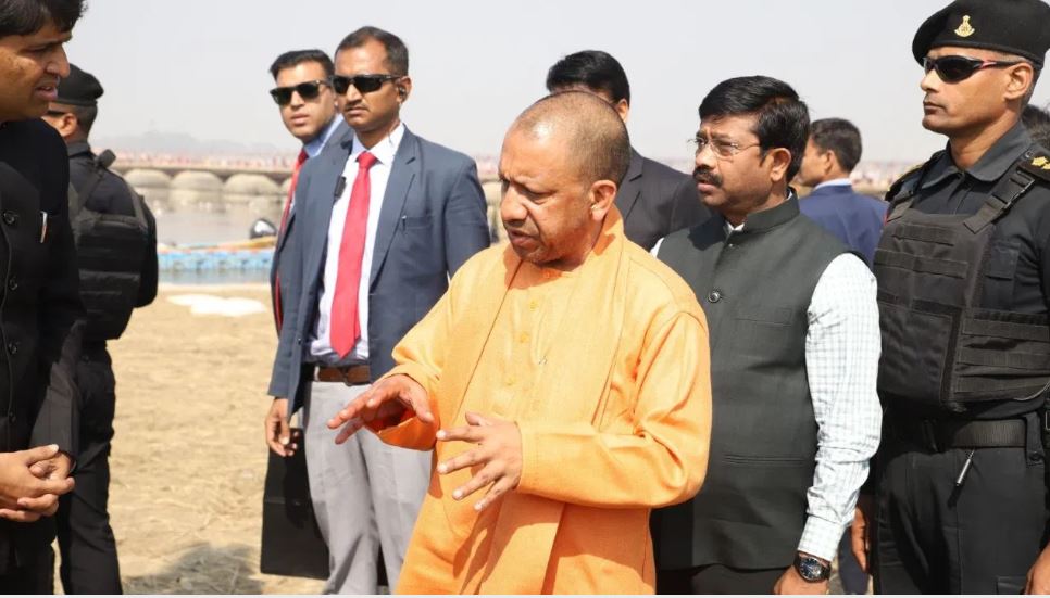 हादसे के बाद पहली बार प्रयागराज पहुंचे योगी, किया महाकुंभ का हवाई सर्वेक्षण