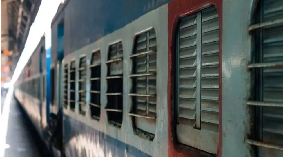 तमिलनाडु: चलती ट्रेन में गर्भवती महिला से रेप की कोशिश, विरोध करने पर ट्रेन से बाहर फेंका