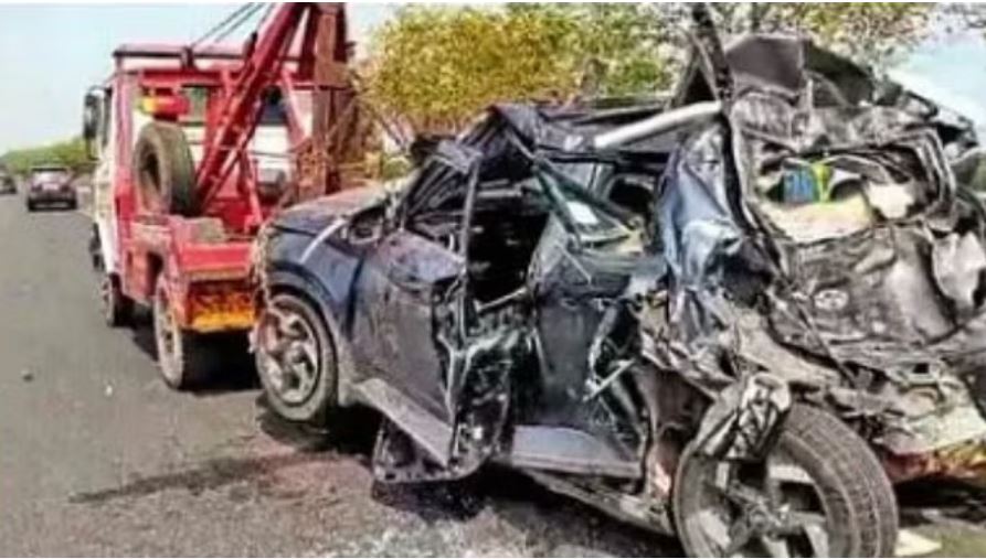 प्रयागराज से जम्मू लौट रहे श्रद्धालुओं की कार को टूरिस्ट बस ने मारी टक्कर, तीन की मौत, दो घायल