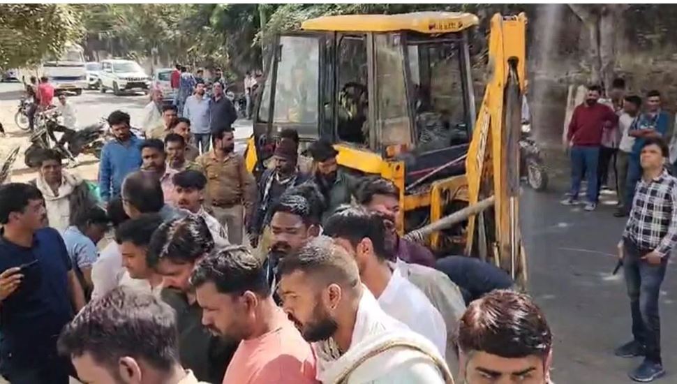 ब्यावर ब्लैकमेल कांड: जिस कैफे में लड़कियों को बुलाते थे आरोपी, उस पर चला बुलडोजर