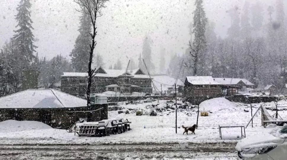 शिमला में बर्फबारी, ऑरेंज अलर्ट जारी, वीकेंड पर कैसा रहेगा पहाड़ों का मौसम?