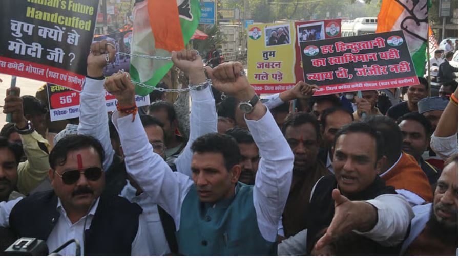 हाथों में जंजीर बांधकर कांग्रेसियों ने भोपाल में जताया विरोध