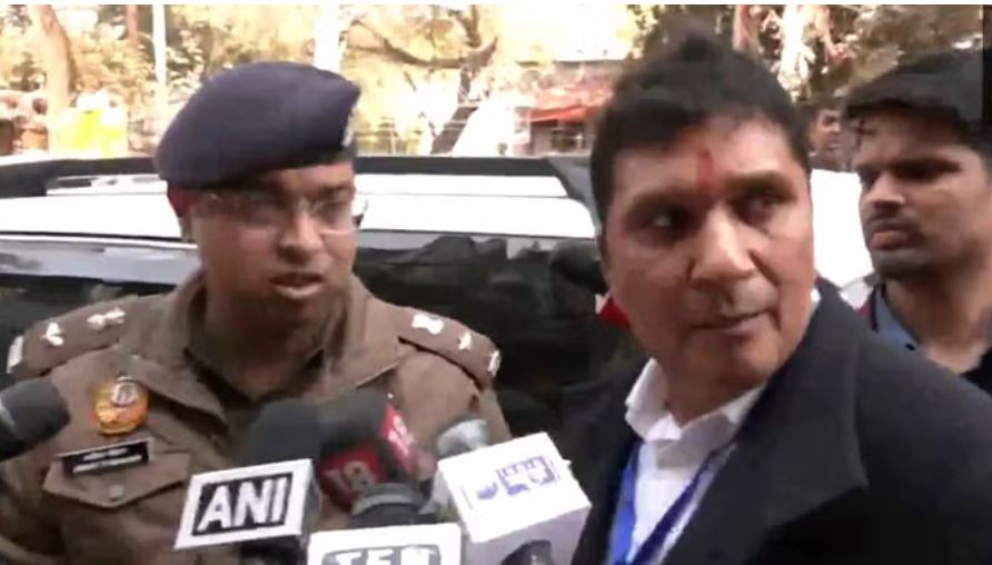 'बैरिकेड्स लगाकर वोट डालने से रोक रही पुलिस..', सौरभ भारद्वाज की डीसीपी से बहस