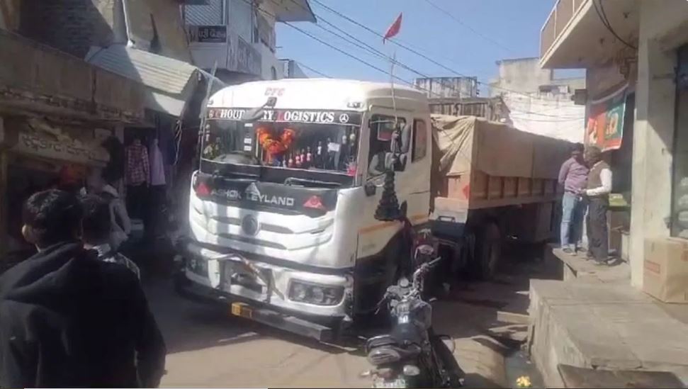 जयपुर: गूगल मैप से रास्ता भटका ट्रेलर, तंग गली में फंसा; हटाने के लिए मंगवाई क्रेन