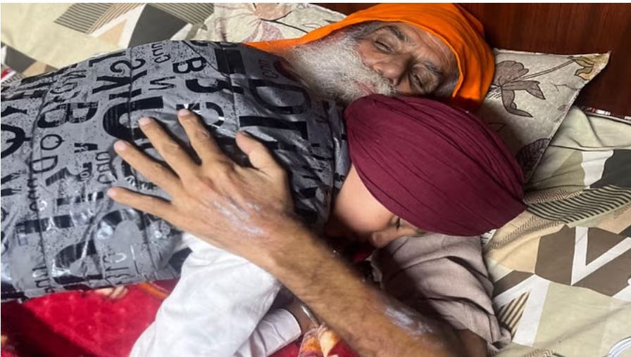 डल्लेवाल से मिलने पंहुचा पोता, किसान नेता से लिपट हुआ भावुक