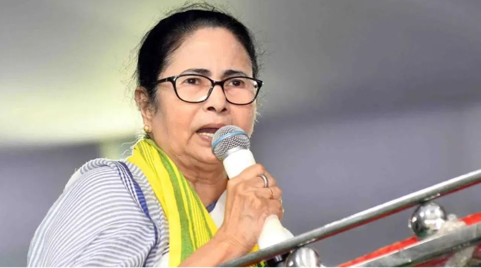 ममता बनर्जी को बंगाल के राज्यपाल ने भेजा 11 करोड़ का नोटिस