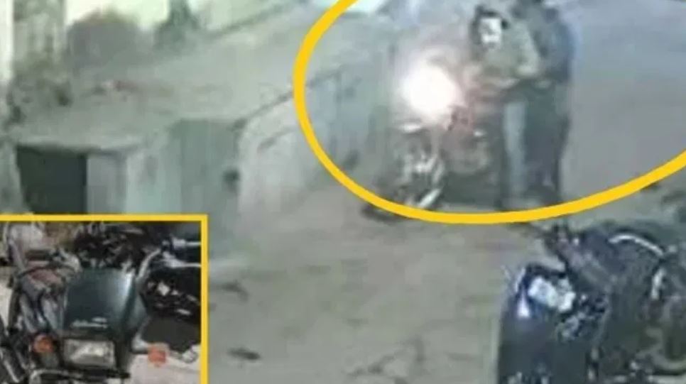 चोरों का हृदय परिवर्तन! पहले चोरी की बाइक, फिर पछतावे में कर दी वापस