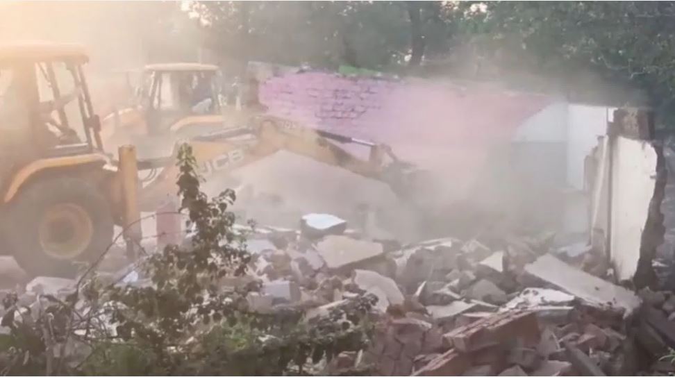 भोपाल के मोतीनगर में बुलडोजर एक्शन,100 से ज्यादा दुकानें ध्वस्त