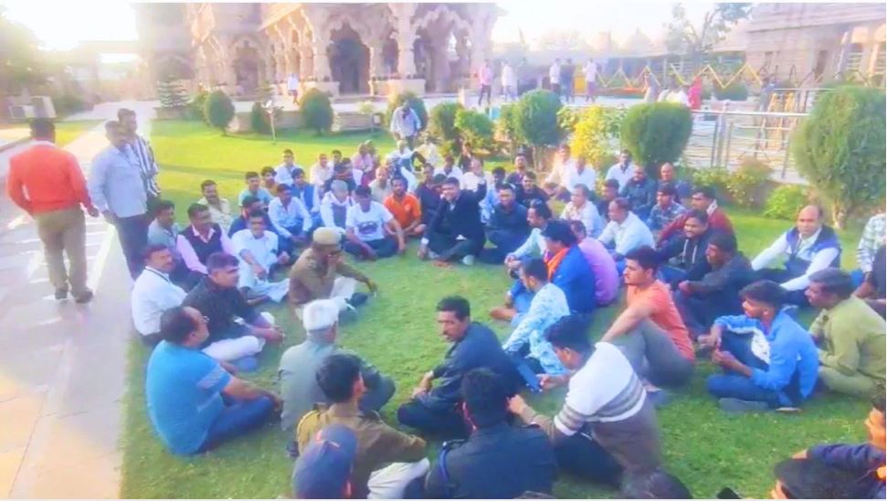 सांवलिया सेठ के खजाने की गिनती रुकी, धरने पर बैठे कर्मचारी