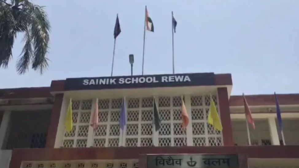 टीचर की गाड़ी का कांच टूटा, रीवा सैनिक स्कूल के 72 छात्र एक साथ संस्पेंड