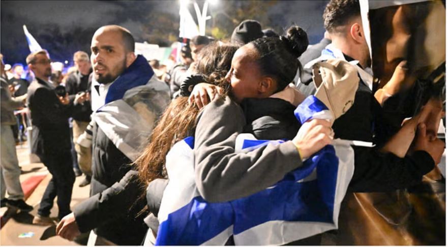 हमास ने इस्राइल के तीन और बंधकों को किया रिहा, गाजा में हजारों लोगों के सामने कराई परेड