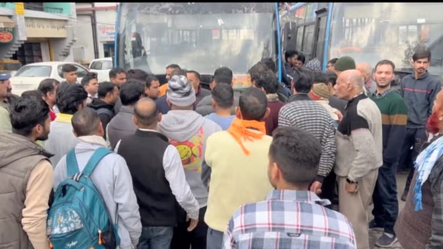 प्रेमी जोड़े को बस से बाहर जाने को कहा तो युवक ने कर दी एचआरटीसी कंडक्टर की पिटाई