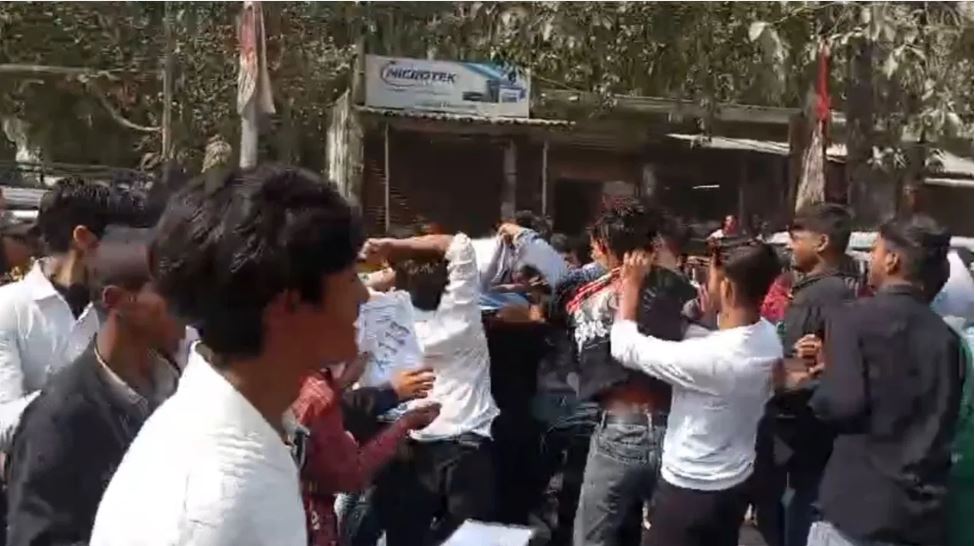 बिहार: नकल के लिए बोला तो छात्र ने किया इनकार, बाहर निकलते ही लात-घूंसों से कर दी पिटाई