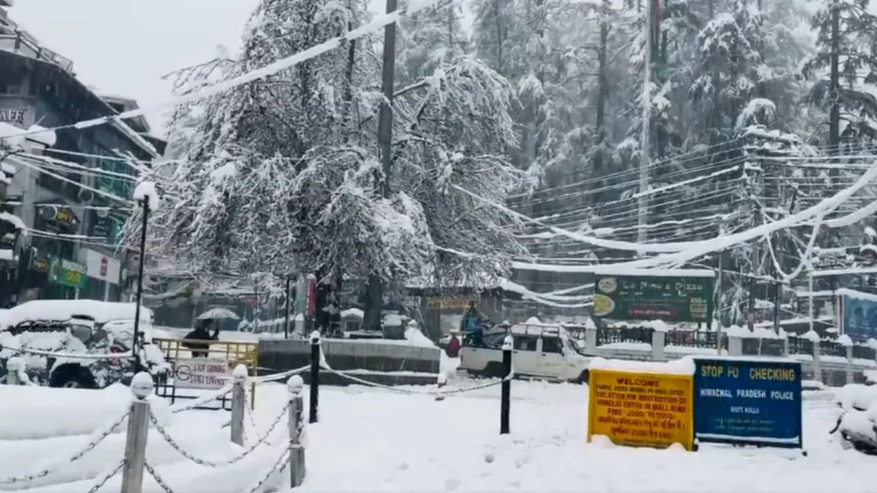 मलबे में दबीं गाड़ियां…मनाली में बारिश और बर्फबारी से संकट में जीवन