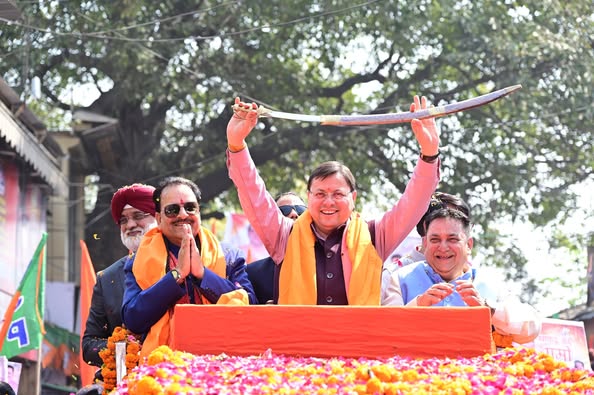 काशीपुर में धामी का रोड शो, 100 करोड़ से ज्यादा की योजनाओं की दी सौगात