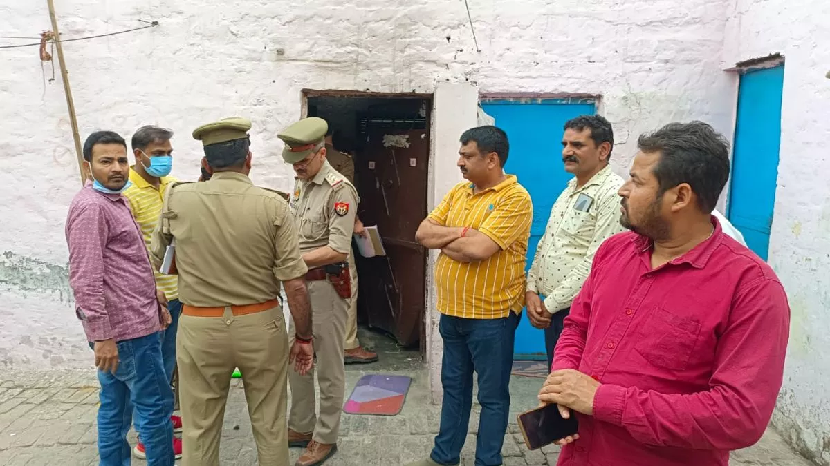 एक ही चुन्नी से फंदे पर लटके मिले भाई-बहन, मकान मालिक को बताया था पति-पत्नी