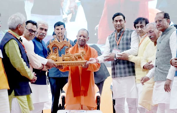 मेरठ पहुंचे सीएम योगी आदित्यनाथ, खेल विश्वविद्यालय का किया निरीक्षण