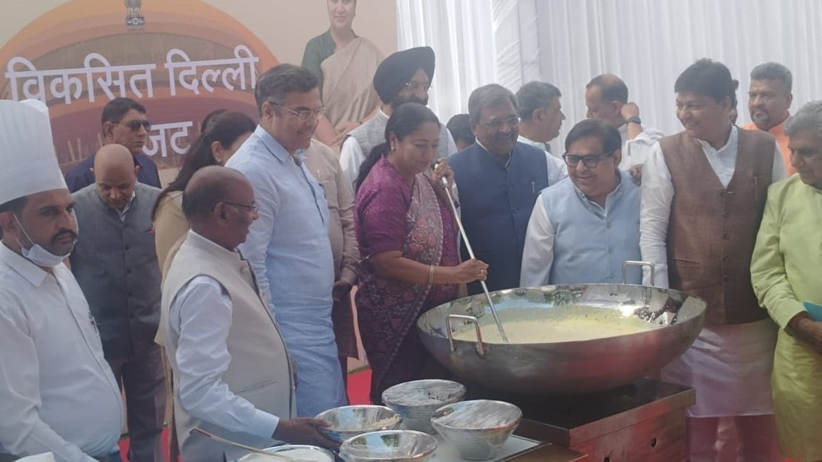 बजट से पहले दिल्ली सीएम ने हलवा नहीं बनाई 'खीर', भगवान राम को लगाया भोग