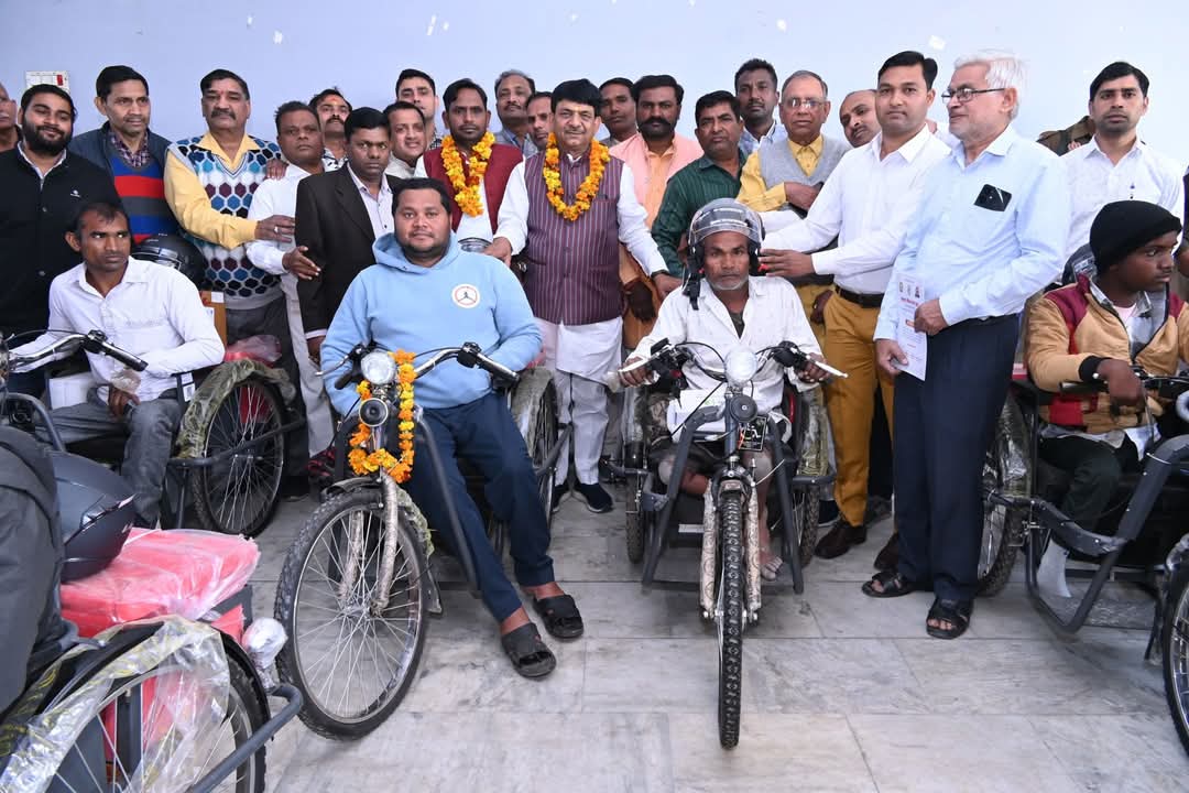 राज्यमंत्री कपिल देव व मोहन प्रजापति ने दिव्यांगों को वितरित किए उपकरण