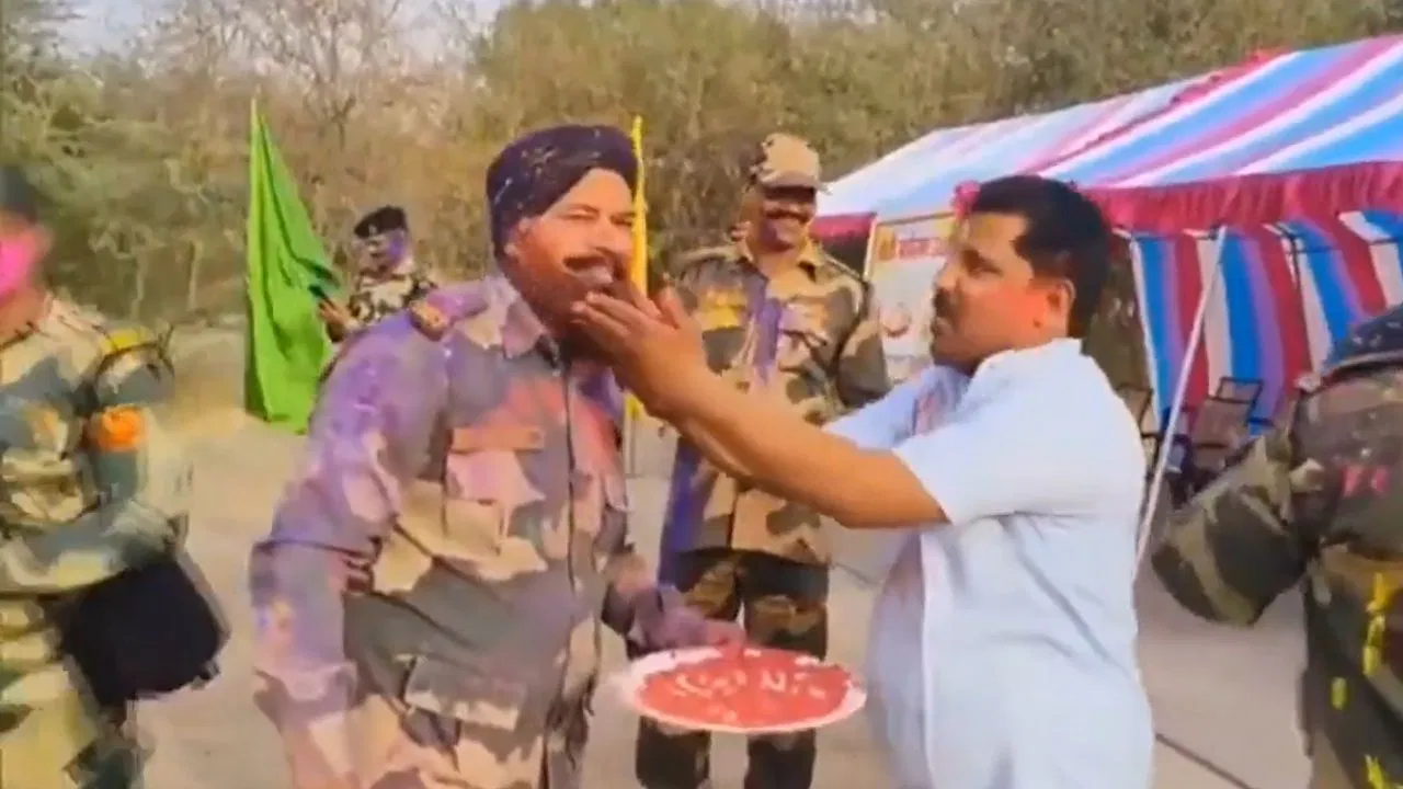 पाकिस्तान बॉर्डर पर भारतीय जवानों ने खेली होली, जमकर उड़ा गुलाल