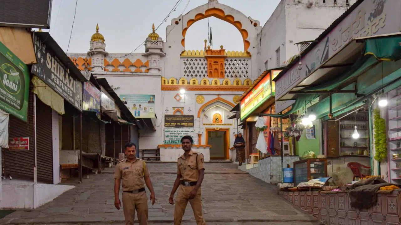 औरंगजेब की कब्र पर घमासान, तोड़ने जा रहे प्रदर्शनकारियों को पुलिस ने किया गिरफ्तार