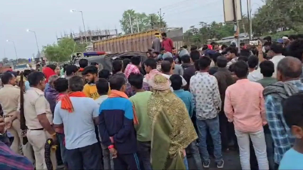 बेगूसराय में भीषण सड़क हादसा, डिवाइडर से टकराई कार, 4 की मौत