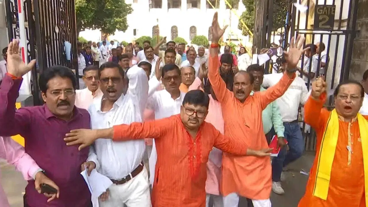 पश्चिम बंगाल: विधानसभा में बीजेपी का हंगामा, स्पीकर ने एक विधायक को किया निलंबित