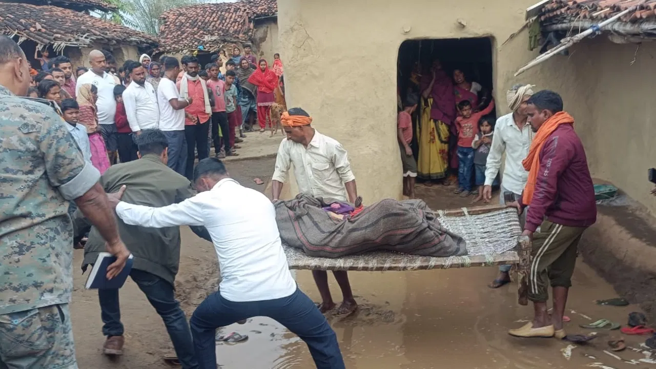 झारखंड: चारपाई पर जुड़वा बच्चों के साथ सो रही थी महिला, तीनों जिंदा जले