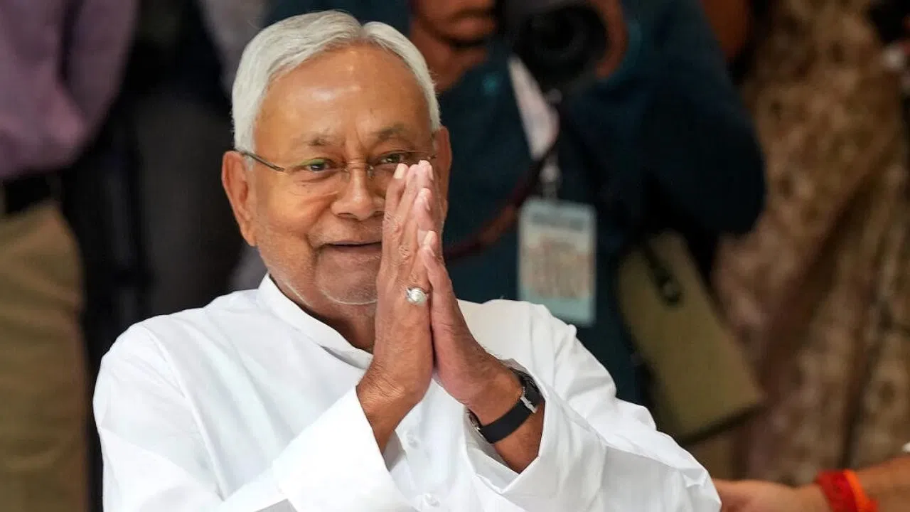 नीतीश राष्ट्र के सम्मान के प्रतीक…हंगामे के बीच बोले मंत्री विजय चौधरी
