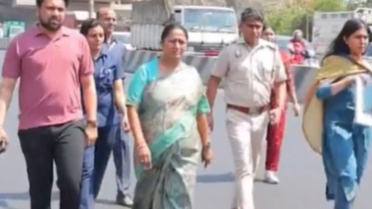 आवारा पशुओं के आगे थम गया दिल्ली की सीएम का काफिला, कार से उतरना पड़ा