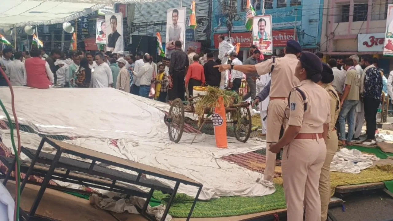भोपाल में कांग्रेस का प्रदर्शन, गिर गया मंच, 7 नेता घायल