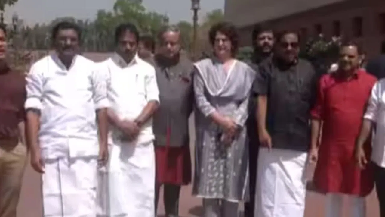 सरकार ने लाखों परिवारों को...मनरेगा पर कांग्रेस सांसदों का प्रदर्शन