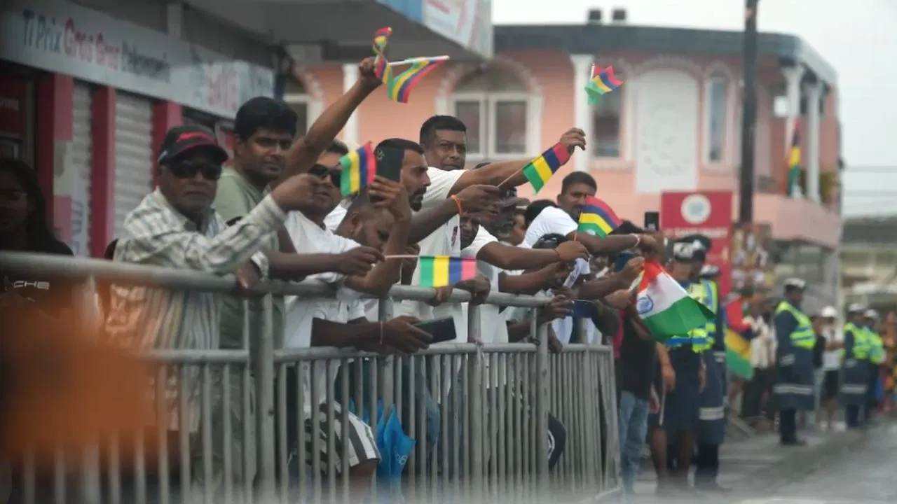 मोदी की एक झलक पाने को आतुर...मॉरीशस में पीएम के लिए उमड़ी भीड़