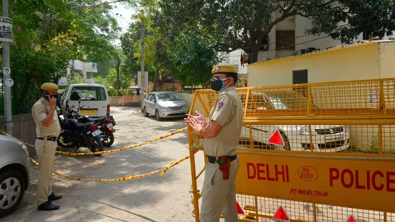 एयरपोर्ट के कर्मचारियों ने यात्री के चुराए 2500 डॉलर, सीसीटीवी फुटेज से हुआ खुलासा